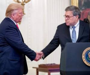 El presidente Donald Trump estrecha la mano del secretario de Justicia William Barr, quien ha tenido varias reuniones fuera de su país con funcionarios de inteligencia extranjeros. Foto: Agencia AP.