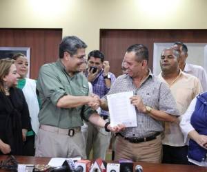 El documento fue entregado por las autoridades de la Comisión Nacional de Bancos y Seguros (CNBS) al presidente de la República, Juan Orlando Hernández.