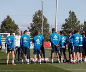 En una de las imágenes difundidas por el club merengue se puede ver a Zidane, acompañado de su cuerpo técnico, dando una charla a sus jugadores. Foto: Twitter/@realmadrid