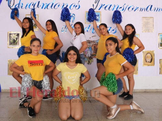 Son 10 hermosas estudiantes que han practicado por varios días para poner a bailar con sus acrobacias a los asistentes en el Estadio Nacional. Foto: Roberto Ramos.