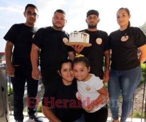 De izquierda a derecha: Alberto Lozano, Emilson Carbajal, Brayan Lozano, Miriam Núñez; abajo: Jessica Lozano y Danna Carbajal Núñez, todos ellos conforman la emprendedora familia repostera. Foto: David Romero/ EL HERALDO.