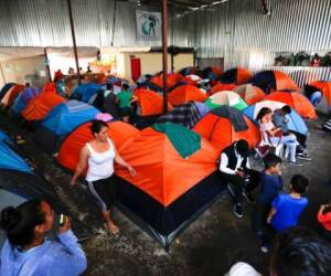 Tiendas de campaña llenan un albergue utilizado principalmente por migrantes mexicanos y centroamericanos que solicitaron asilo en Estados Unidos, en la frontera de Tijuana, México. Foto: Agencia AP.