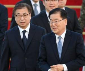 Chung Eui-yong (R), jefe de la Oficina Presidencial de Seguridad Nacional, Suh Hoon (L), jefe del Servicio de Inteligencia Nacional del Sur y otros delegados (delegados) llegan a un aeropuerto militar en Seongnam, al sur de Seúl. Foto AFP