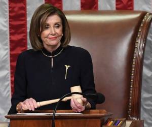 Nancy Pelosi, líder del Congreso, anuncia el resultado de la votación que lleva a Trump al juicio político. Foto AFP