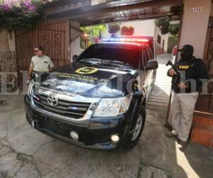 Los fiscales al momento de secuestrar documentos en las oficinas de la Unidad Ejecutora del Trans 450, un proyecto de transporte masivo para la capital de Honduras, foto: Mario Urrutia / Honduras.