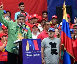 El presidente venezolano Nicolás Maduro (izq.), que aspira a un segundo mandato de seis años, habla con la multitud junto a la ex estrella del fútbol argentino Diego Maradona. Foto AFP