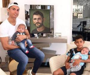 Recientemente, Cristiano Ronaldo compartió una foto con sus tres hijos en la que aparece al fondo la foto de su padre. (Foto: Instagram @Cristiano )