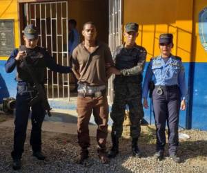 Las autoridades presentaron al detenido, quien era uno de los más buscados en la isla de Roatán.