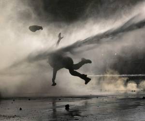 Un manifestante antigubernamental es rociado por un cañón de agua de la policía durante una protesta en Santiago, Chile, el lunes 9 de diciembre de 2019.