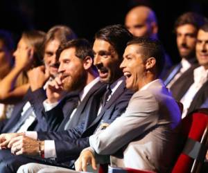 Cristiano Ronaldo y Buffon ríen, mientras Messi escucha atento las carcajadas en la ceremonia de la UEFA. (AFP)