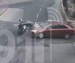 El conductor de la motocicleta resultó herido luego de ser impactado por un vehículo en el bulevar Morazán.