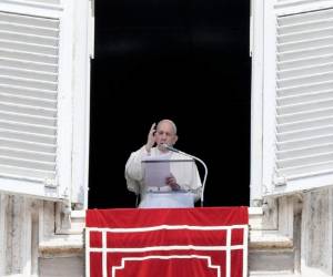 El Papa Francisco entrega su bendición desde la ventana de su estudio con vista a la Plaza de San Pedro, en el Vaticano, durante la oración del Ángelus del domingo 2 de mayo de 2021. Foto: Agencia AFP.