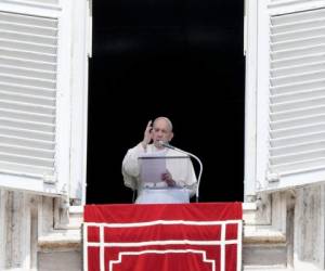 El Papa Francisco entrega su bendición desde la ventana de su estudio con vista a la Plaza de San Pedro, en el Vaticano, durante la oración del Ángelus del domingo 2 de mayo de 2021. Foto: Agencia AFP.