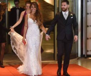 Antonella Rocuzzo y Leo Messi en la alfombra roja de su boda el pasado 30 de junio. (Fotos: Agencias/AP/AFP)