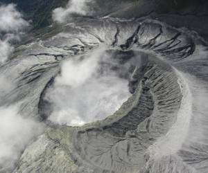 “La pluma compuesta de vapor de agua y material volcánico alcanzó una altura de 3.000 metros sobre el nivel del cráter”, añadió.