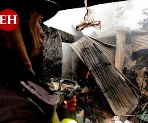 Aún con manguera en manos, bombero hondureño mira con impotencia como la vivienda que intentaron salvar de las llamas, quedó reducida a escombros. La escena corresponde al voraz incendio que se registró el miércoles 22 de mayo en el sector 8 de la colonia Villa Nueva, en la capital de Honduras. Al menos cuatro casas resultaron afectadas. Foto: Estalin Irias/ EL HERALDO.