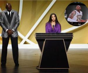 Acompañada hasta el escenario por el legendario Michael Jordan, Vanessa Bryant agradeció en nombre de su fallecido esposo el reconocimiento de ingresar en el Salón de la Fama del basquetbol. Foto: AFP