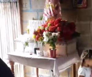 El féretro de la pequeña fue colocado sobre una mesa durante su velatorio en su vivienda.