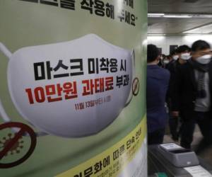 Debido al incremento de casos en el país en los últimos días el gobierno coreano estipuló medidas estrictas como la multa. (Foto: AP)