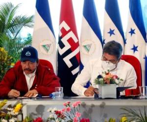 Juan Orlando Hernández y Daniel Ortega firmando el tratado en Nicaragua.
