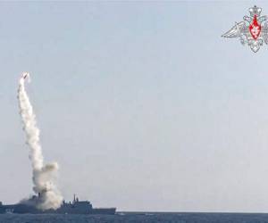 Un nuevo misil de crucero hipersónico Zircon sale desde la fragata Almirante Gorshkov de la Marina rusa desde el Mar Blanco, en el norte de Rusia, este lunes 19 de julio. FOTO: AP