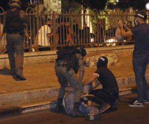 Policías israelíes, uniformados y de paisano, arrestan a un palestino cerca de la Puerta de Damasco en el este de Jerusalén durante choques entre policías y manifestantes palestinos. Foto:AP