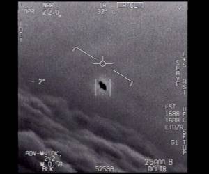 Imagen de un video de 2015 denominado Gimbal, que fue proporcionada por el Departamento de Defensa, en la que se ve un objeto inexplicado en el centro mientras vuelta alto entre las nubes. Foto: AP