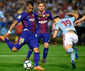 El centrocampista brasileño del Barcelona Paulinho patea el balón junto al defensa español del Celta Vigo, Jonny Castro, durante el partido de fútbol de la liga española entre el RC Celta de Vigo y el FC Barcelona. Foto AFP