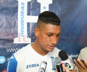 El jugador de Honduras, Bryan Acosta, mientras brindaba declaraciones en Comayagua, donde la 'H' se prepara previo a la Copa Oro 2017. (Fotos: Ronal Aceituno / Grupo Opsa)