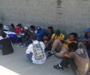 Hombres, mujeres y uno de que otro niño se veían aguardando en la terminal de buses para partir rumbo a la frontera sur de Estados Unidos.