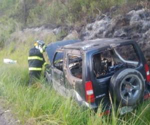 Debido al incendio, una zacatera aledaña tomó fuego.