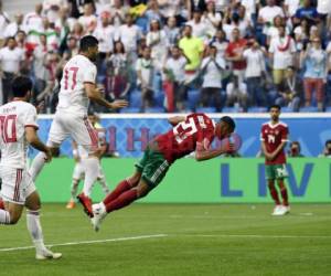 Desafortunada jugada de Bouhaddouz de Marruecos que metió el balón en su propia portería. Foto:AFP