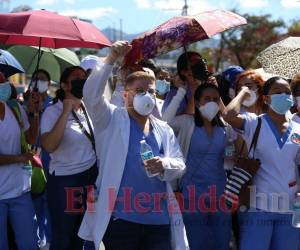 El personal de salud de primera línea ha luchado en las calles exigiendo que se respeten sus derechos laborales, necesitan el pago de salarios atrasados y que les otorguen sus acuerdos de permanencias.