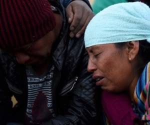 En medio del llanto y dolor, decenas de índigenas guatemaltecos recibieron en ataúdes los restos de los 18 muertos que dejó la embestida de un tráiler en una carretera en el oeste de Guatemala. Fotos: AFP