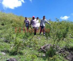 Para extraer el cadáver del lugar donde quedó fue necesario caminar un tramo donde no hay acceso vehicular.