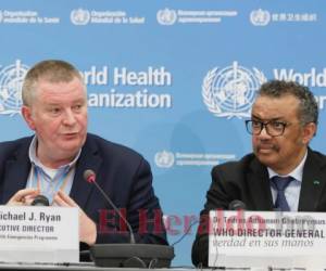 Michael Ryan, izquierda, director ejecutivo de emergencias de la Organización Mundial de la Salud (OMS), junto a Tedros Adhanom Ghebreyesus, director general de la organización, en una conferencia de prensa sobre el covid-19.