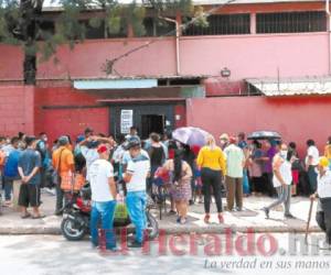 Las escuelas de las colonias más populosas pasan abarrotadas de hondureños en busca de su DNI. Foto: El Heraldo