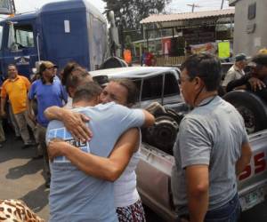 Dolientes lloran por el crimen contra los hermanos Alejandro y Juan Pablo Garay en Lomas de Toncontín.