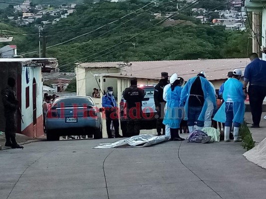 El cadáver del hombre quedó en una de las calles de la colonia Las Palmas. Foto: Estalin Irías/EL HERALDO.