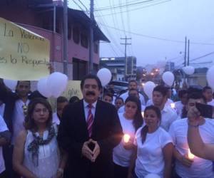 El coordinador de Libre recibió al grupo de jóvenes que llegó hasta la sede.