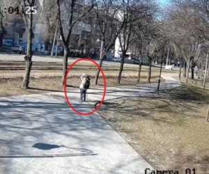El hombre paseaba por el parque cuando escuchó el misil.