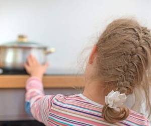 Impide el acceso de los niños a la cocina durante se elaboren los alimentos para evitar quemaduras con agua caliente u otro accidente. Foto: Shutterstock