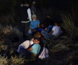 Junto a ella van su esposo Ángel y su hermano Jairo, así como sus otros hijos de 8, 6 y 5 años. Los dos últimos van sentados en un cochecito de metal para bebés, que por momentos parece que fuera a colapsar. Foto: AFP.