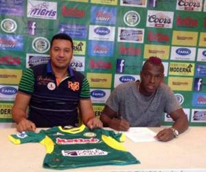 René Orlando Campbell Gill al moemnto de firmar su contrato con el Juticalpa (Foto: redes)