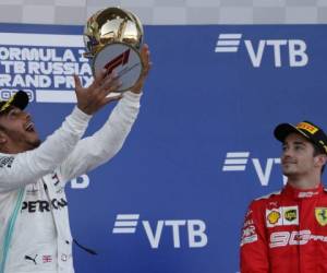 El primer piloto de Mercedes, Lewis Hamilton de Gran Bretaña, celebra en el podio con el tercer piloto de Ferrari, Charles Leclerc de Mónaco, al final del Gran Premio de Rusia de Fórmula 1. Foto: AP.