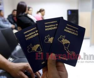 El pasaporte hondureño es de lectura mecánica y pretendía ser cambiado el próximo año por uno electrónico.