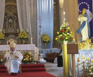El obispo Roberto Camilleri ofició la misa en honor a La Purísima.