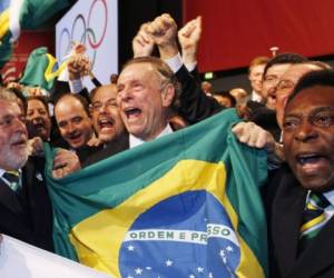 Lula da Silva, Carlos Nuzman y Pelé, celebranla obtención de la sede de los Juegos Olímpicos para Río en 2016.