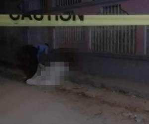 Así quedó el cuerpo de la víctima frente a una casa en Chamelecón.