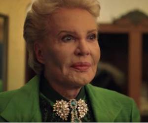 El famoso astrólogo que popularizó la frase: 'pero sobre todo mucho, mucho amor' es sensación en un nuevo anuncio televisivo.